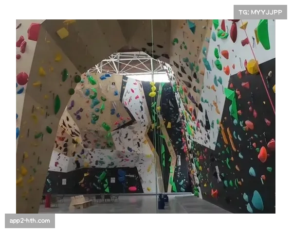 武汉高校举办宿舍楼攀岩趣味赛 社交媒体话题阅读量突破亿级引关注